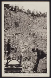 Cartolina raffigurante i lavoratori della cava di lastre a Le Meygal, Balayes, Haute-Loire, c.1900